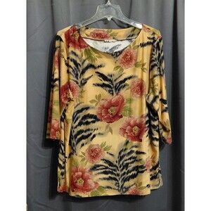 Maggie Sweet floral top with 3/4 sleeves. Excellent Condition! Size medium